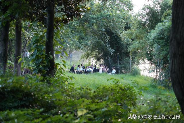 夏天成都三道堰休闲的人们