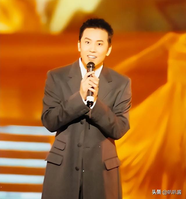 他8次上春晚，作死被捕入狱，如今56岁无人问津，沦落到四处走穴