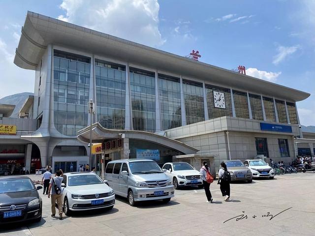 外地游客纳闷：“兰州火车站”的站牌上，怎么会有个“错别字”？