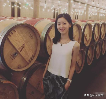 31岁章泽天伦敦看展！胃部凸起，衣服上满是褶皱，牙齿太影响美感