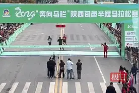 陕西旬邑马拉松赛一男子跑进赛道干扰冲刺选手，官方：为和冠军合影，工作人员将其拦下图片