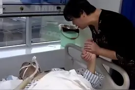 丈夫重病在医院抢救，妻子却买好寿衣放弃治疗？儿子：母亲做得对图片