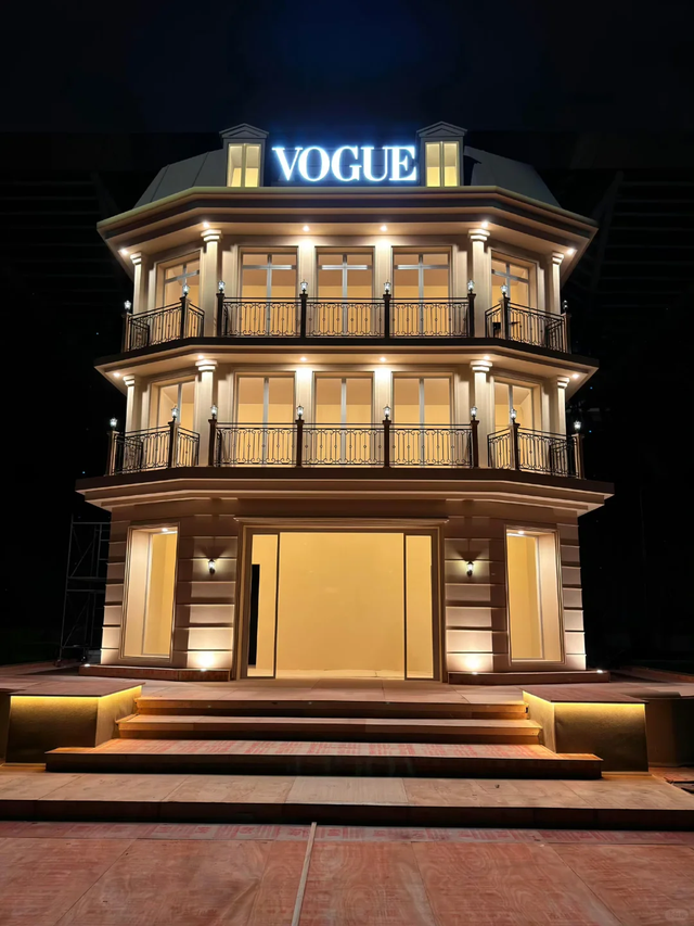 钟楚曦VOGUE盛典疯狂抢C，网友：野心一大坨，实力一丢丢！