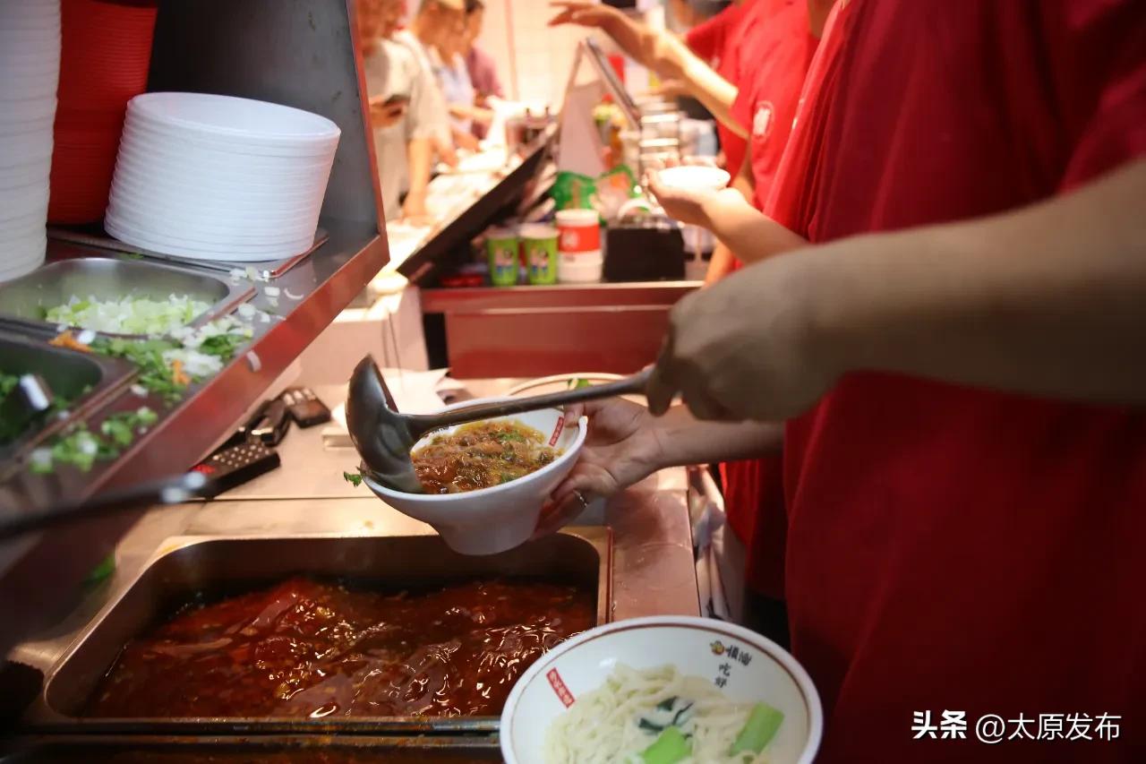 顺溜刀削面西红柿卤做法 “老巷烟火繁华”系列报道12 顺溜削面: 一口香滑 满心欢喜 顺溜刀削面西红柿卤做法 “老巷烟火繁华”系列报道12 顺溜削面: 一口香滑 满心欢喜