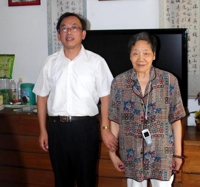 她21岁嫁叶剑英，今96岁身体硬朗，儿子是保利高管，女儿是董事长