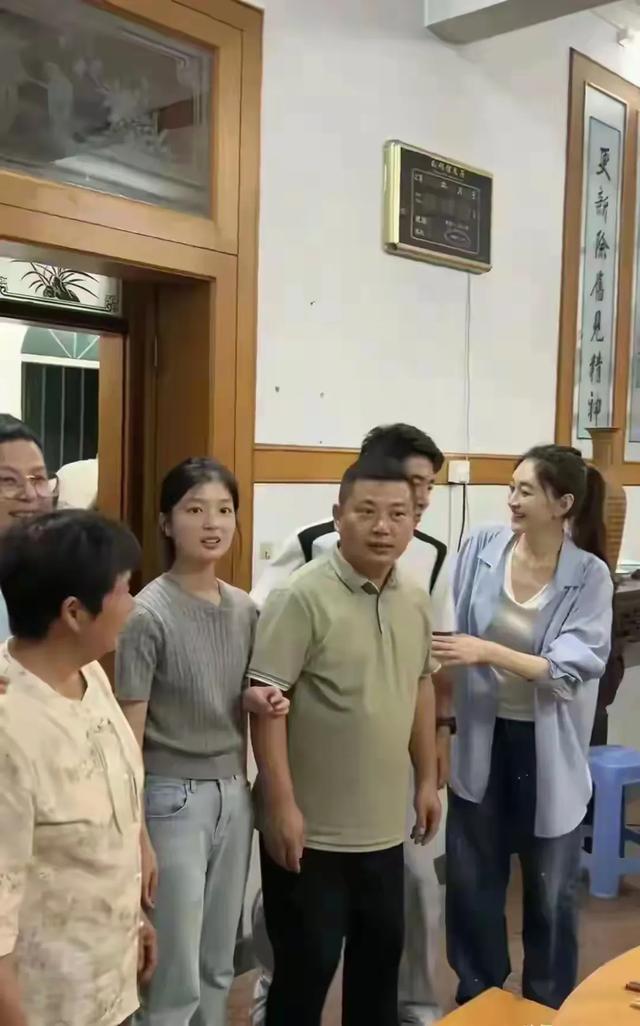 李小冉快50岁了还这么丰满，瘦却很有料，让人好奇她是怎么做到的
