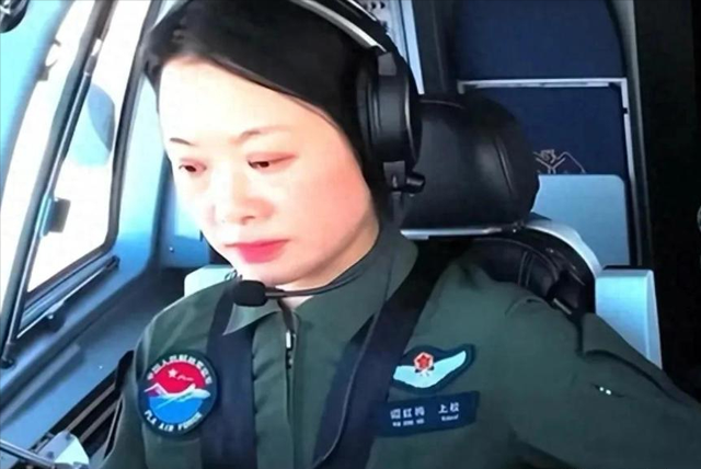 阅兵女机长身份曝光，私生活被揭露，付出牺牲，丈夫身份引关注。