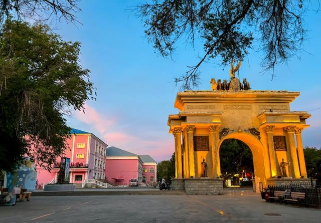 新疆与俄罗斯交界有个县，出了三个世界级景点，风景绝美不输瑞士