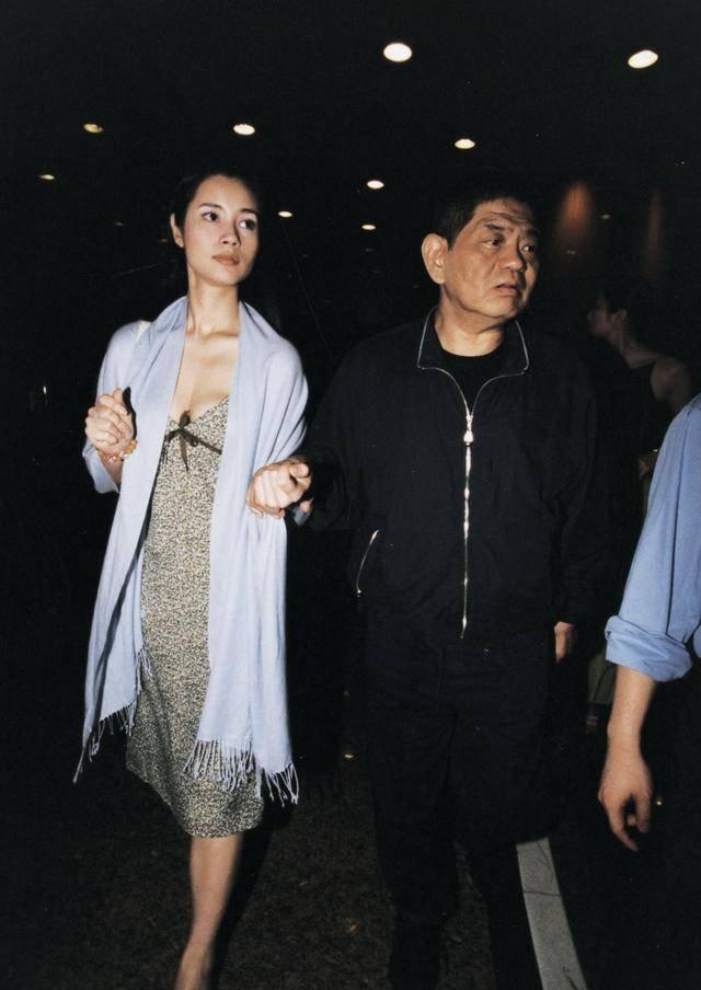 她认干爹，拍风月片，被导演霸王硬上弓，靠山去世后沦为服务员