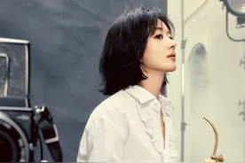 赵丽颖穿白色衬衫搭半身裙 化身导演眼神坚定深邃图片