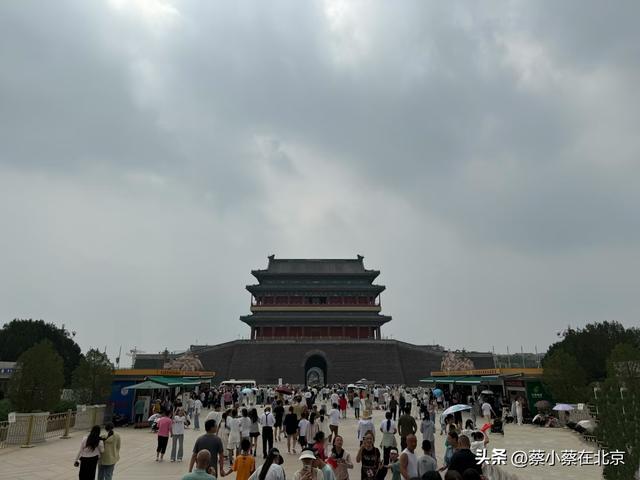 今天上午，天安门毛主席纪念堂前发生的真实场景画面，大家看看吧