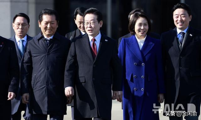 被59岁韩国第一夫人惊艳到！穿蓝大衣访问北京，皮肤白皙越活越美