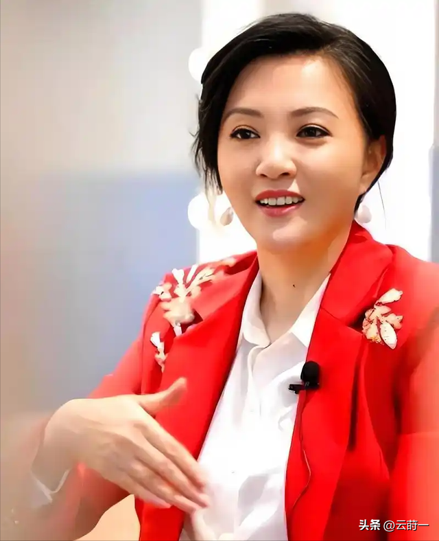 她是冯巩御用老婆	，连登五年春晚后精神失常，如今50岁的她怎样了