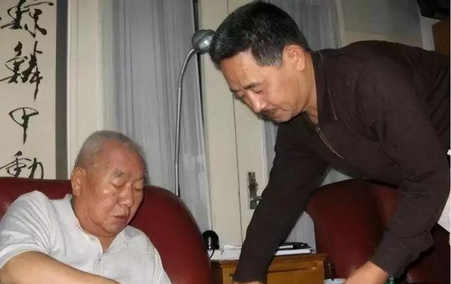 他曾主政邯郸和唐山，当过河北和辽宁省长，黑龙江省委书记享年77