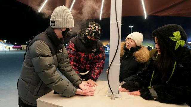 热姜茶、室外暖炉、“冰雪暖堡”齐上阵 严寒中传递浓浓温情