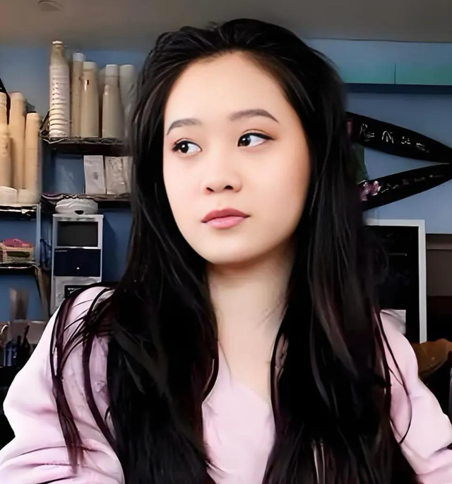 李思，李连杰与前妻黄秋燕的女儿，37岁的她真的很美！