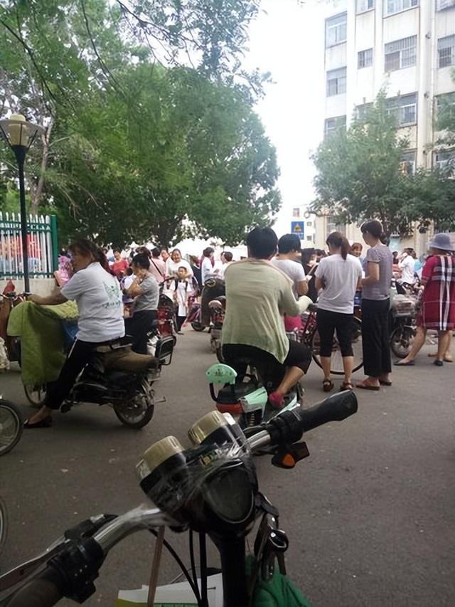 人民日报都看不下去了，亲自下场评论：下班接娃，咋就这么难？