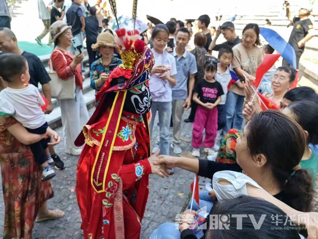 重庆园博园国庆首日人气旺 文艺汇演、亲子项目受热捧