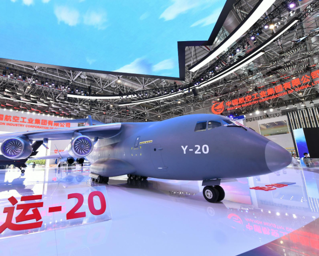 中美差距那么大？张召忠：美国就算一动不动，中国20年也追不上！