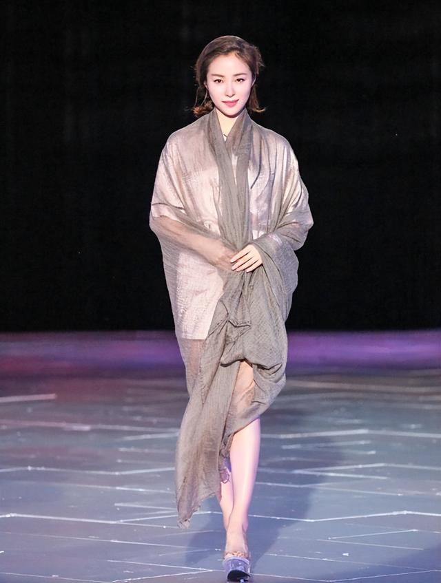 官宣离婚不到24小时，江一燕被扒底朝天，隐婚生女只是冰山一角