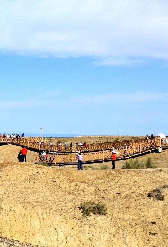 游新疆乌伦古湖海上魔鬼城