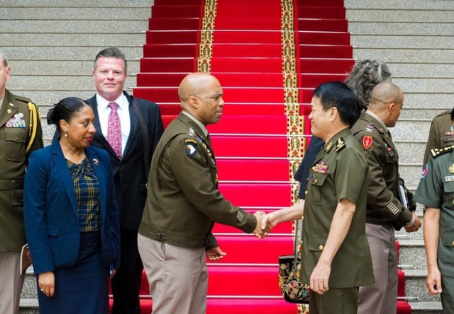 果不其然，柬埔寨变天了！总理洪玛奈突然宣布加大与美国全面合作