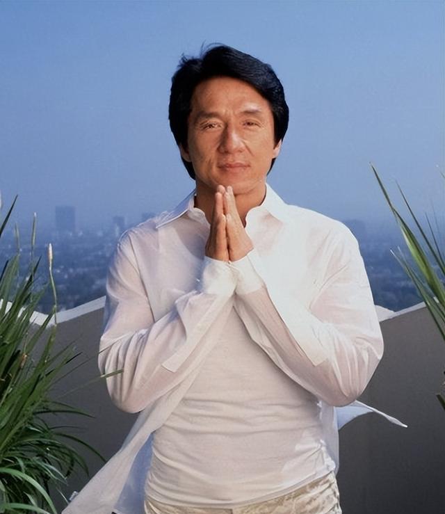 官媒对成龙的称呼变了，三字之差释放强烈信号，王晶的话有人信了