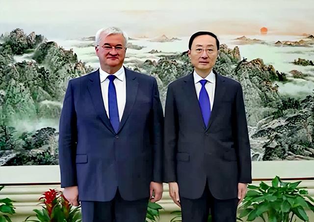 高市早苗拒绝认错，乌克兰派人飞来北京，带来一个中方想要的承诺