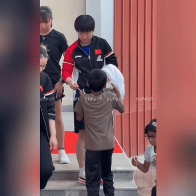 亚锦赛观众特别特别少，莎莎和楚钦在训练上被要求签名合影