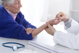 人不会无缘无故得帕金森？帕金森是这样来的，现在知道还不迟图片