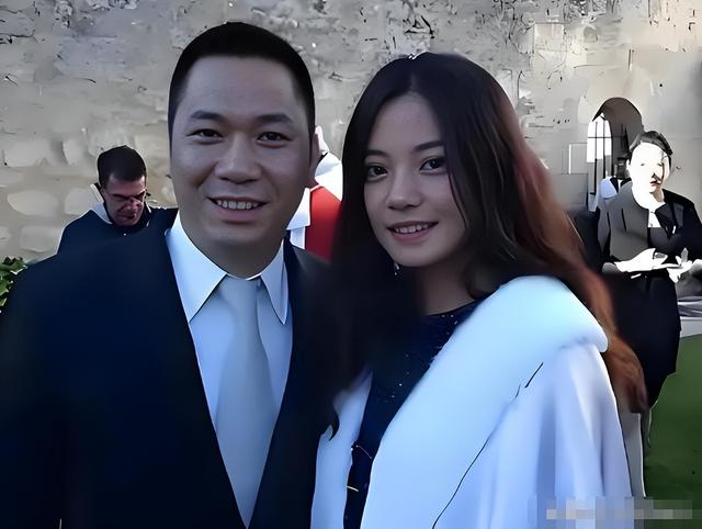 落毛的凤凰不如鸡？前途尽毁	、家也散了，但好在赵薇还有一个靠山