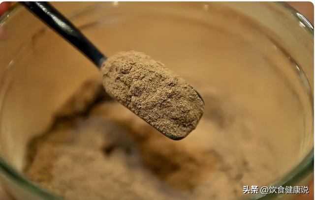 此物纯阳而升，气雄横行，被誉“通天彻地”，温胃散寒，温肾纳气