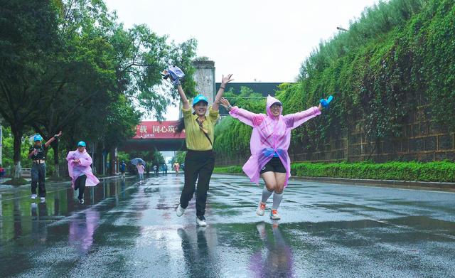 相约怒江·香誉世界 | 雨中健步庆华诞！“漫享泸水・全民健步走”活动举行
