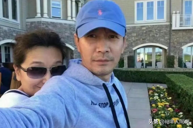 江珊老公田小洁外出修车，胡子花白穿拖鞋，大G买七年才跑2.7万