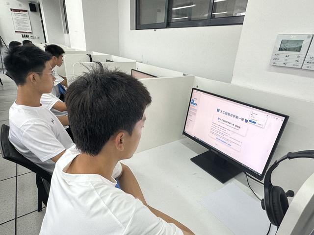 中学生动手“训练”AI，一六一中学回龙观学校人工智能通识课第一课开讲