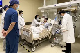 干咳不发烧却透不过气，男子送入抢救室后被确诊为患罕见肺炎图片