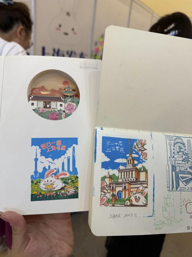 淘书逛展、夜游夜市、盖章打卡……上海书展的快乐，弥漫在整座城市→
