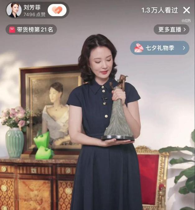 她是央视最惨女主持，男友判死缓丈夫狱中惨死，如今48岁依旧单身