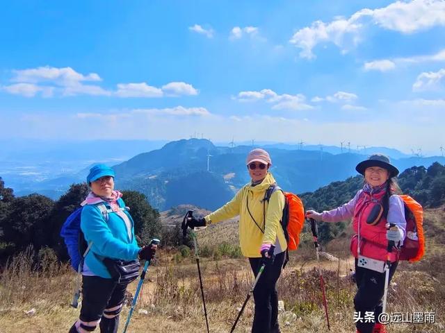 新年登高、祈愿美好,攀登富民金铜盆山,我们用徒步迎接2026