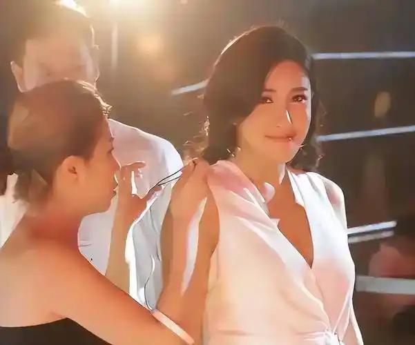 香港三级片女星下嫁农村，曾不雅照满天飞，如今42岁官宣怀孕