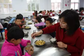 教师陪餐，学校强制要求，帮着学生试毒？最恶心，没有之一！图片