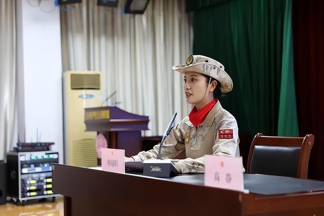 93受阅女兵参加婚礼被骂惨！网友：穿这套衣服去是几个意思？