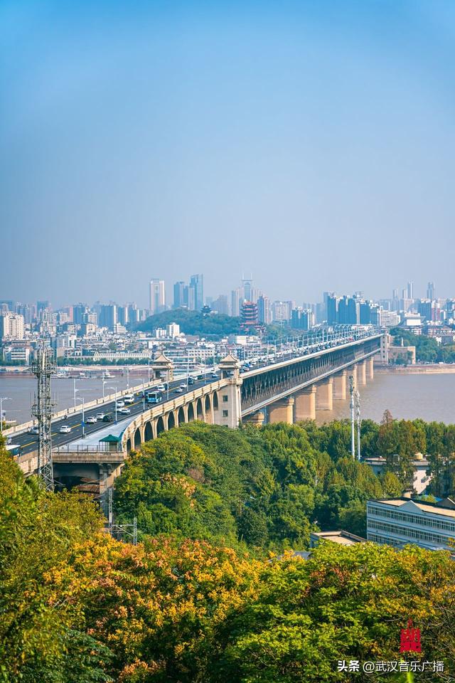 爬一座高不过百米的山，却能看到武汉最“豪横”的景。