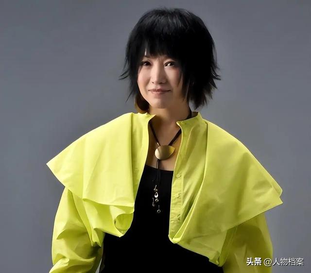 她连续5次上春晚，私下却和恩师同居怀孕被骗流产，现在57岁单身