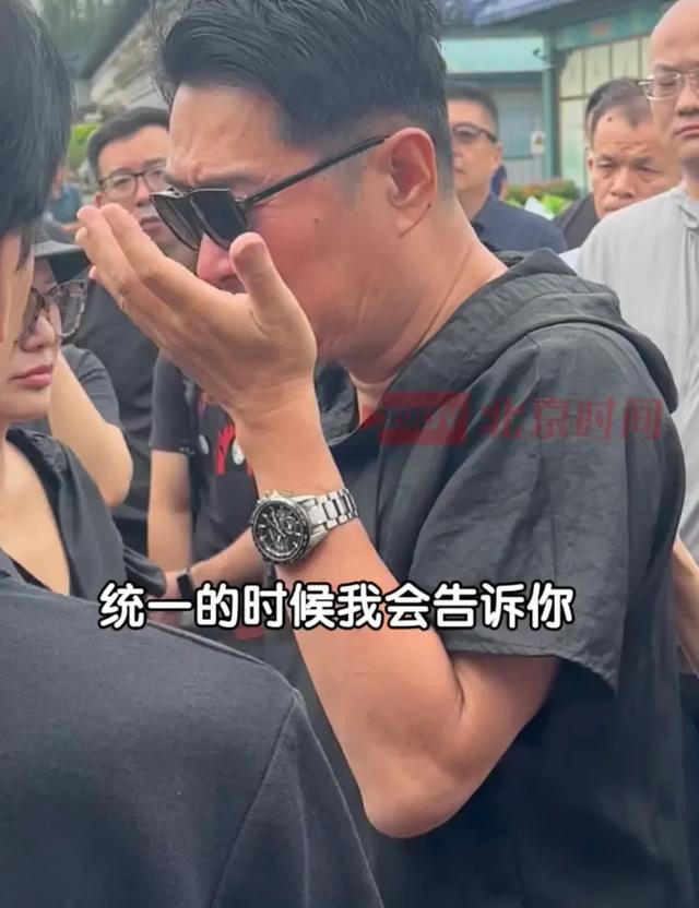 黄安哭着送别千百惠，他送上花圈，他说“统一时一定会通知她”！