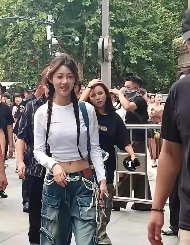 原来这就是痞幼啊 终于知道她长啥样了 果然和视频里一样又酷又飒！
