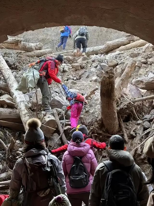 国庆“牛马”扎进山！不挤5A景区，年轻人徒步团爆满！