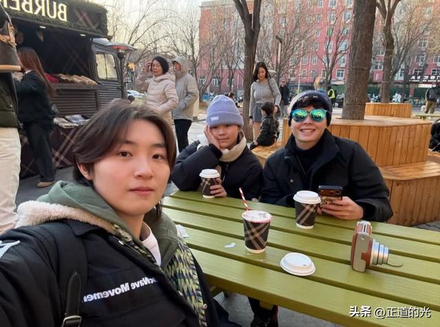 全红婵晒自拍 五官长开了 看着更文静了 和好友在一起好放松好开心