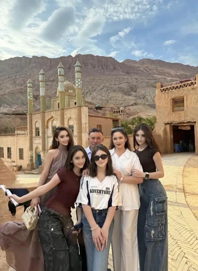 新疆一家四个女儿，个个美貌如花，网友惊叹：果然新疆美女甲天下