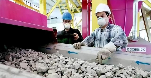 阅兵成谈判筹码？美方暗示：不给稀土就不捧场，中方直接亮底线
